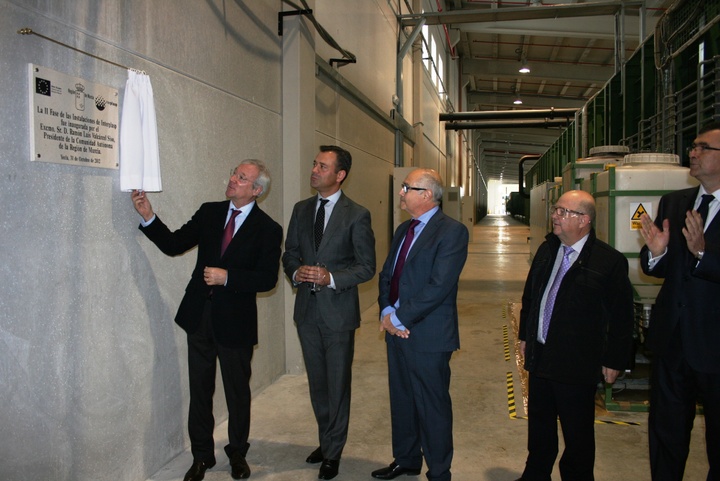 El jefe del Ejecutivo murciano visita la industria Interplasp, fabricantes de espuma de poliuretano para tapicería y colchonería (I)