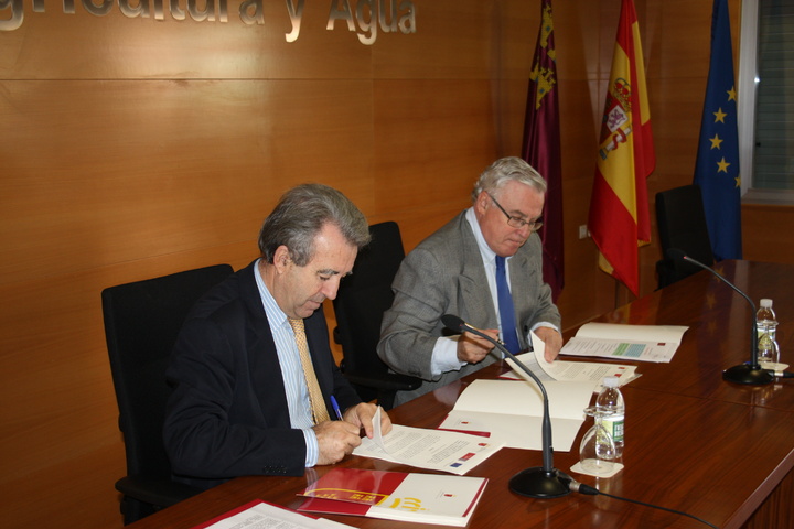 El consejero de Agricultura y Agua, Antonio Cerdá, y el rector de la Universidad de Murcia, José Antonio Cobacho, durante la firma del convenio para la continuación del estudio de la reserva marina de Cabo de Palos-Islas Hormigas.
