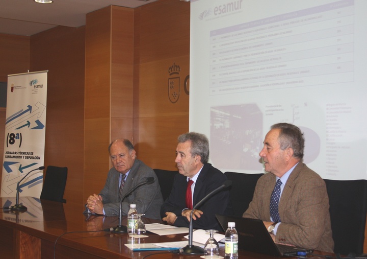 En la imagen, el director general del Agua, Joaquín Griñán (izq.), el consejero de Agricultura y Agua, Antonio Cerdá (centro), y el gerente de ESAMUR, Manuel Albacete (dcha).