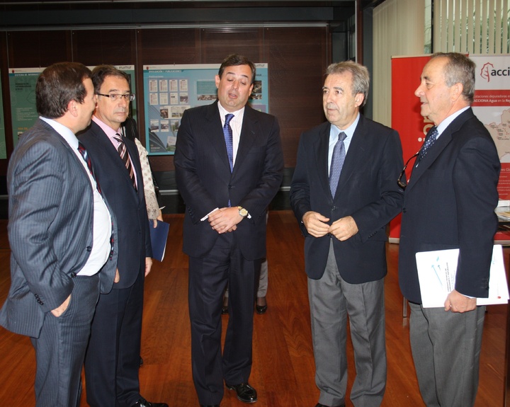 El consejero de Agricultura y Agua, Antonio Cerdá (2d), el secretario de Estado de Medio Ambiente, Federico Ramos (3d), el delegado del Gobierno en Murcia,  Joaquín Bascuñana (2i), y el gerente de ESAMUR, Manuel Albacete (1d).