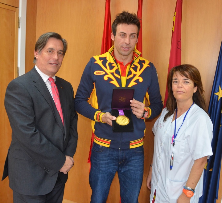 El deportista José Antonio Expósito visita las Aulas Hospitalarias