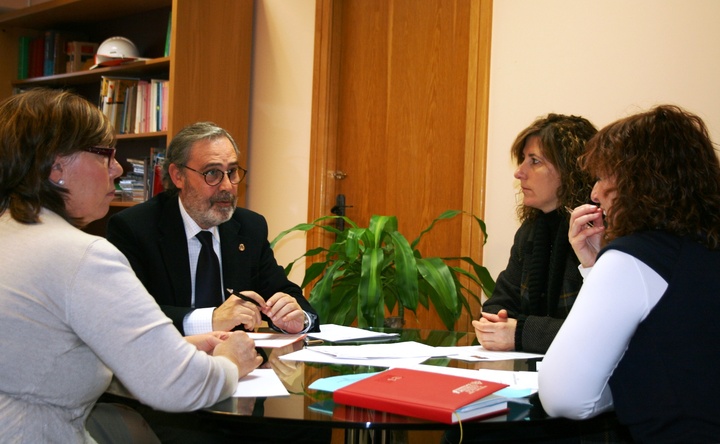 El director gerente del Instituto de Vivienda y Suelo de la Región de Murcia (IVS), Cristóbal Moreno, durante la reunión mantenida con la concejala de Servicios Sociales del Ayuntamiento de La Unión, Rosa Pagán López.