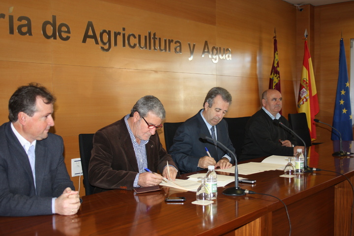 De izquierda a derecha, el presidente de la Cooperativa Alimer, Julián Díaz, el presidente de FECOAM, Santiago Martínez, el consejero de Agricultura y Agua, Antonio Cerdá, y el presidente de Frutas Caravaca,Juan Pedro Martínez.