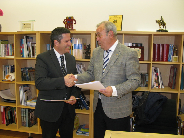 Foto convenio CCT con Cáritas
