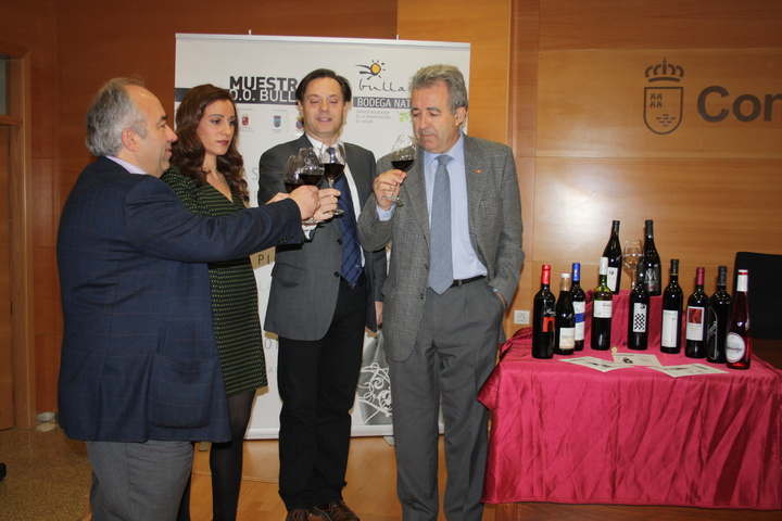 El presidente del consejo regulador de la D.O.Bullas, Francisco Carreño, la concejal de Turismo de Bullas, Mara Espín, el alcalde de Bullas, Pedro Chico, y el consejero de Agricultura y Agua, Antonio Cerdá