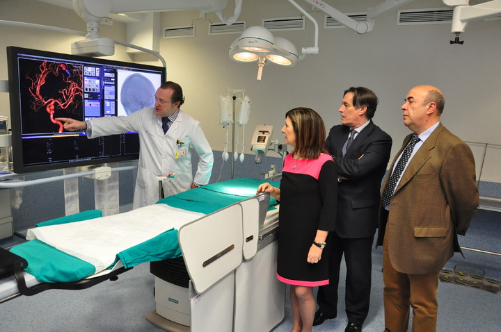Palacios visita el nuevo quirófano biplano para Neurorradiología Intervencionista del Hospital Clínico Universitario Virgen de La Arrixaca