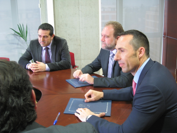 El director general de Recursos Humanos y Calidad Educativa, Joaquín Buendía, el consejero de Educación, Formación y Empleo, Constantino Sotoca, y el director de la zona Levante de Neoris, Alejandro Ordas, en el acto de la firma del convenio.