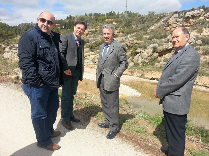 El consejero de Agricultura y Agua y el alcalde de Bullas en las Fuentes del río Mula.