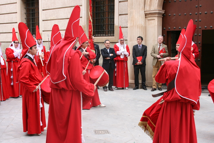 Valcárcel recibe en el Palacio de San Esteban a la convocatoria de la Archicofradía de la Sangre