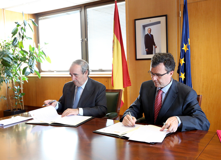 Firma convenio para simplificar trámites de creación de empresas a través de Internet