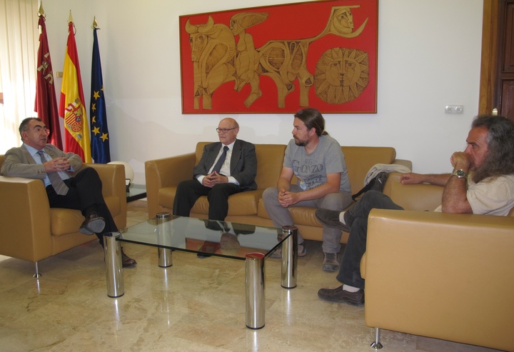 El consejero de Presidencia recibe al presidente de la Asociación de Naturalistas del Sureste