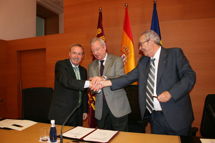 Firma del convenio entre el Patronato del Museo Salzillo y la Fundación Escultor Antonio Campillo (2)