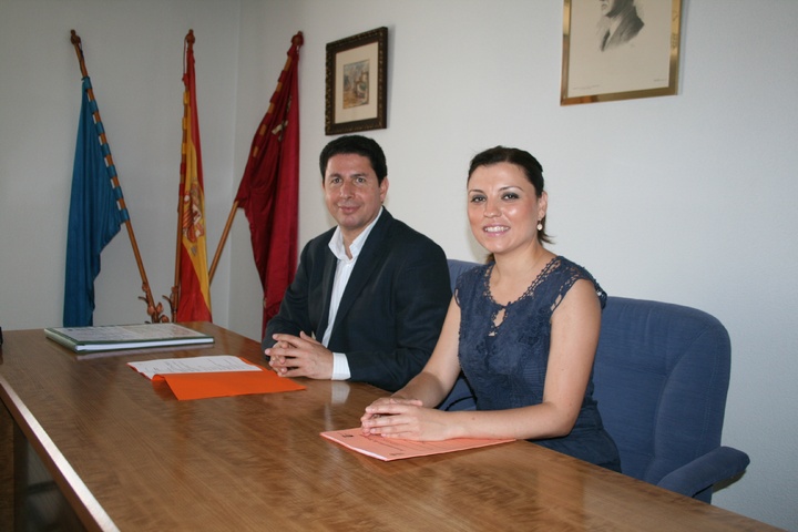 Reunión del consejero de Obras Públicas y Ordenación del Territorio y la alcaldesa de Fortuna 1