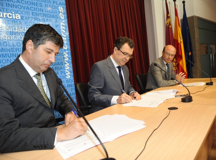 Firma del convenio entre el Info y SabadellCAM