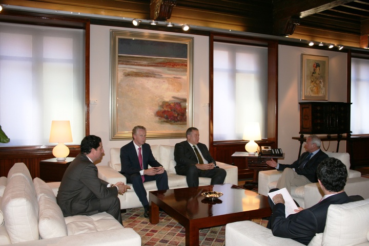Valcárcel recibe al alcalde de La Unión, Francisco Bernabé.