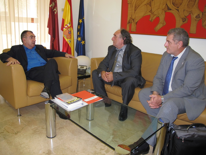 El consejero Manuel Campos recibe al presidente de la Asociación de Voluntarios  de Protección Civil de Cehegín y al presidente de la Asociación Derechos Humanos e Intervención Policial y Militar