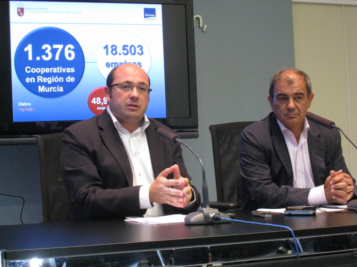 El consejero de Educación Universidades y Empleo y el presidente de Ucomur informan sobre la evolución de las cooperativas en la Región