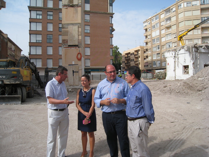El consejero de Educación, Universidades y Empleo, (3 i.), y el alcalde de Lorca, Francisco Jódar, visitan las obras de los IES Ramón Arcas Meca y Ros Giner