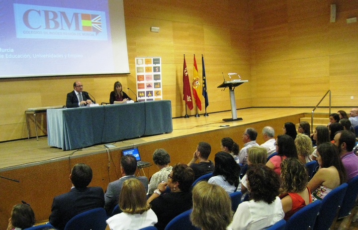 El consejero de Educación, Universidades y Empleo, Pedro Antonio Sánchez, y la directora general de Ordenación Educativa y Atención a la Diversidad, María Begoña Iniesta, en el acto de entrega de placas acreditativas a los centros que se incorporaron el pasado curso escolar al Programa de Colegios Bilingües.