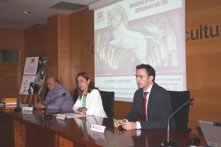 La directora de Ganadería y Pesca, Carmen Teodora Morales (c), con el presidente de la Asociación de Criadores de Caballos de Razas Puras de la Región, Juan José Belando (1i), y el subdirector del Libro Genealógico y Responsable del Programa de Mejora del PRE, Pedro J. Azor Ortiz.