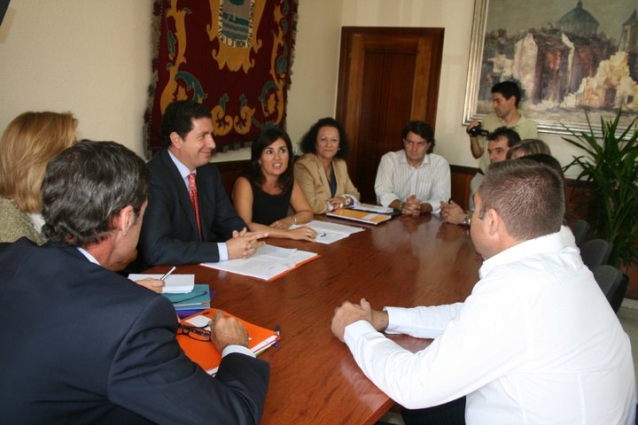 El consejero Antonio Sevilla y la alcaldesa María Antonia Conesa, con sus respectivos equipos, durante la reunión celebrada hoy en Fuente Álamo