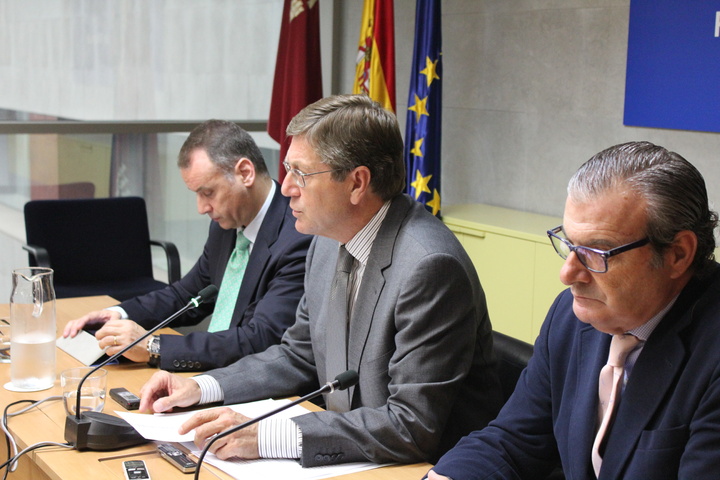 El consejero de Economía y Hacienda, Juan Bernal, junto con el secretario general de la Consejería, Miguel Ángel Blanes, y el director general de Economía, Planificación y Proyectos Estratégicos, Luis Martínez de Salas