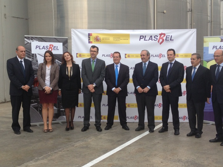 El consejero de Industria, Empresa e Innovación, José Ballesta, y el secretario general de Industria y de la Pequeña y Mediana Empresa, Luis Valero, visitaron hoy las nuevas instalaciones de Plasbel Plásticos, empresa líder nacional en fabricación y distribución de materiales plásticos y un referente en investigación y desarrollo.