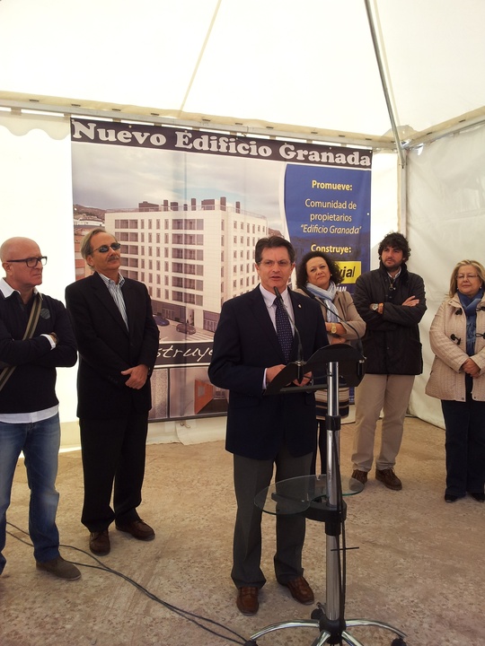Primera piedra de las obras de reconstrucción del Edificio Granada, en el barrio lorquino de La Viña