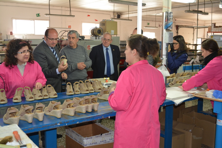 El consejero de Educación, Universidades y Empleo, Pedro Antonio Sánchez, durante su visita a la fábrica de calzados Kanna