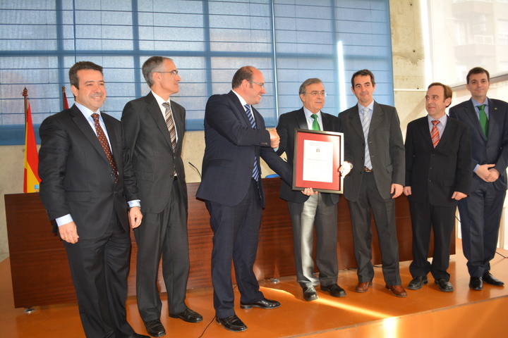 El consejero de Educación, Universidades y Empleo, Pedro Antonio Sánchez, entrega la certificación OHSAS 18001 al director de Estrella de Levante, Patricio Valverde.