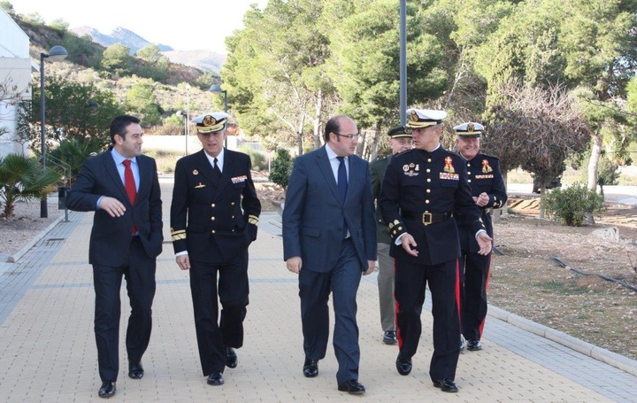 El consejero de Educación, Universidades y Empleo, Pedro Antonio Sánchez, durante su visita a la Escuela de Infantería de Marina General Albacete Fuster