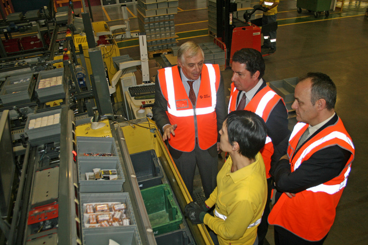 El consejero de Obras P&uacute;blicas y Ordenaci&oacute;n del Territorio, Antonio Sevilla, acompa&ntilde;ado por el director general de Negocio, Teodoro Cano, y el director general de la Empresa Log&iacute;stica, Francisco L&oacute;pez, del Grupo Hefame, durante su visita al almac&eacute;n principal.
