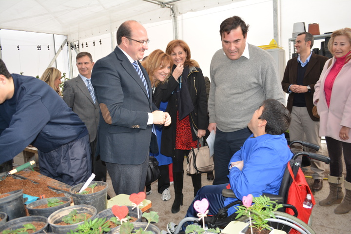 El consejero Pedro Antonio Sánchez durante su visita al nuevo centro de Formación y Autoempleo de Astrapace