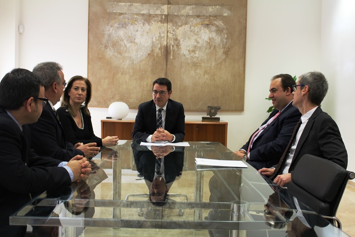 Reunión del consejero de Presidencia y Empleo con los responsables de la Cámara de Comercio de Lorca.