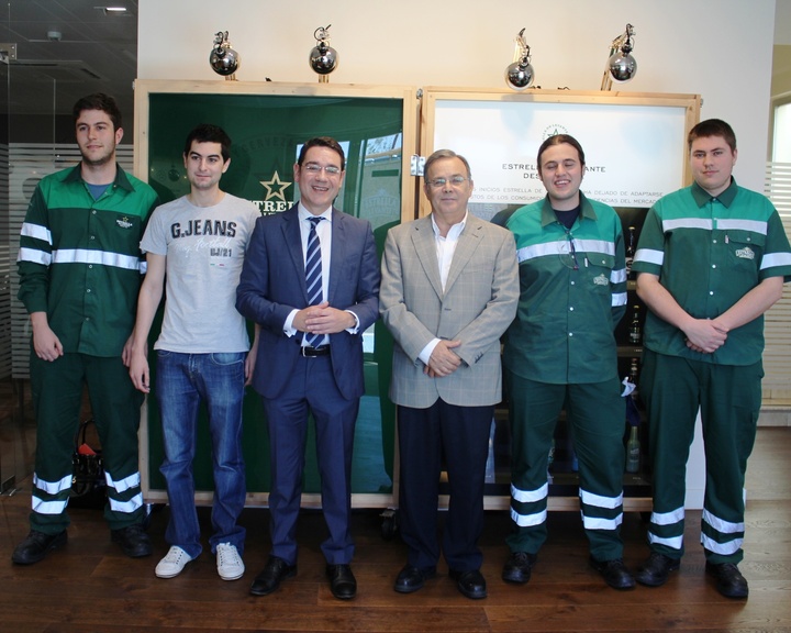 El consejero de Presidencia y Empleo mantiene un encuentro en Estrella de Levante con los alumnos en prácticas