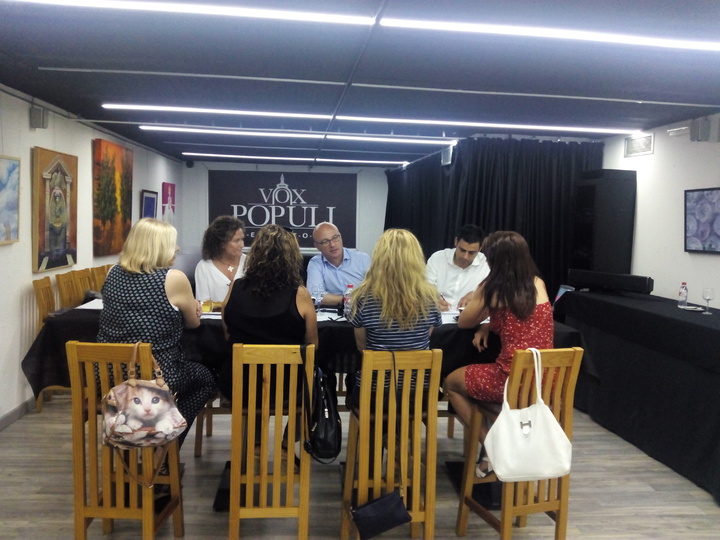 El consejero de Desarrollo Económico, Turismo y Empleo, Juan Hernández, participa en un encuentro con un grupo de mujeres víctimas de violencia de género