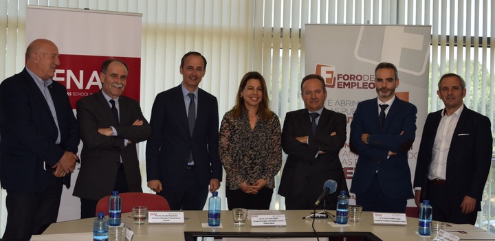 Im&aacute;genes del consejero de Empleo, Universidades, Empresa y Medio Ambiente, Javier Celdr&aacute;n, en el Foro de Empleo (II)