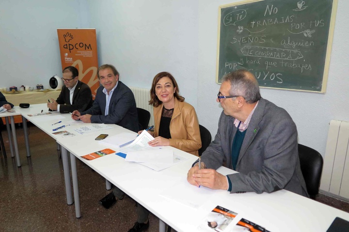 La directora del Servicio Regional de Empleo y Formación se reúne con responsables de Apcom en Caravaca de la Cruz (II)