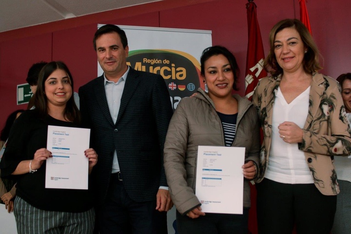La directora general del Servicio Regional de Empleo y Formación, Severa González, clausuró hoy la jornada informativa sobre el programa Región de Murcia Habla Idiomas, que ofrece cursos de 40 horas en Inglés a desempleados e incluye la matrícula en pruebas de certificación como el First o el Advanced.