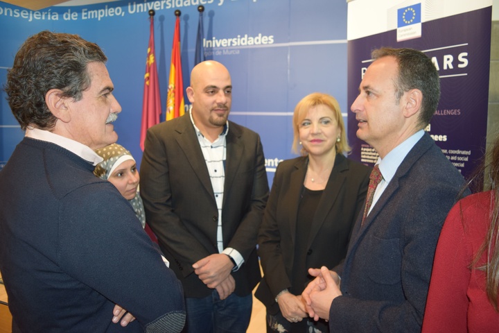 El consejero de Empleo, Universidades, Empresa y Medio Ambiente, Javier Celdr&aacute;n, y la consejera de Familia e Igualdad de Oportunidades, Violante Tom&aacute;s, durante el acto de reconocimiento a las Organizaci&oacute;n no Gubernamental que colaboran en el protocolo de inserci&oacute;n de refugiados. En la imagen, uno de los refugiados que participan en el protocolo, Mohamad Tarek (3i)