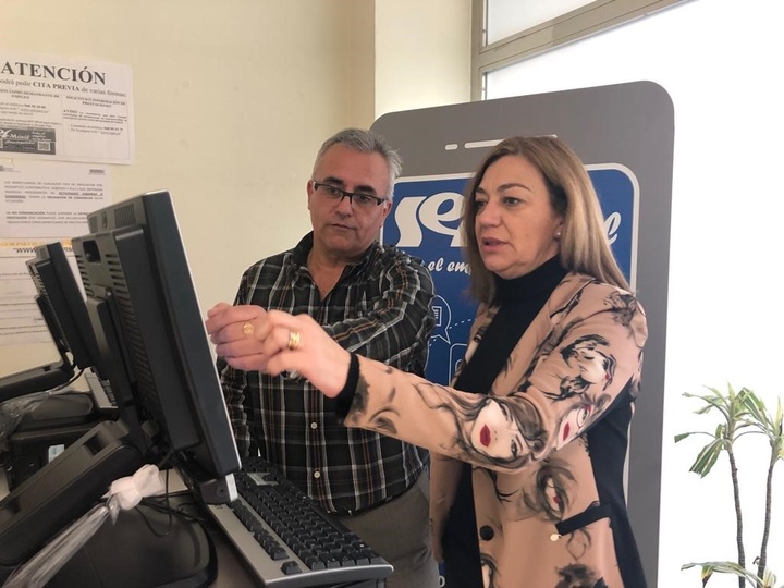 Imagen de la directora general del Servicio Regional de Empleo y Formación, Severa González, durante su visita a las oficinas del SEF en Yecla