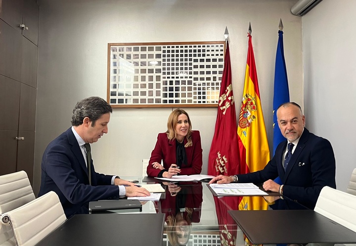 La consejera de Empresa, Empleo y Economía Social, Marisa López Aragón, junto con el director general de Autónomos, Antonio Pasqual del Riquelme y el presidente de ATA, Francisco Casado, durante la reunión.