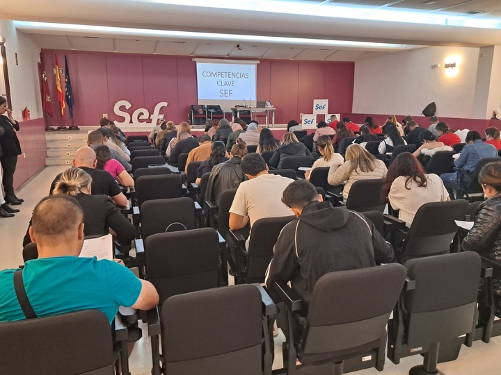 Aspirantes durante la realización de un examen de competencias clave.