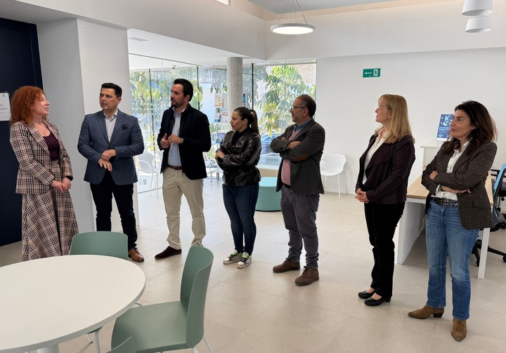 La directora general del SEF, Pilar Valero, junto con el alcalde de San Javier, Jos&eacute; Miguel Luengo, durante la visita al centro Activa.